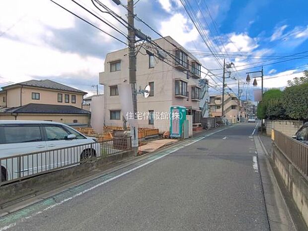 前面道路を含めた現地写真です。