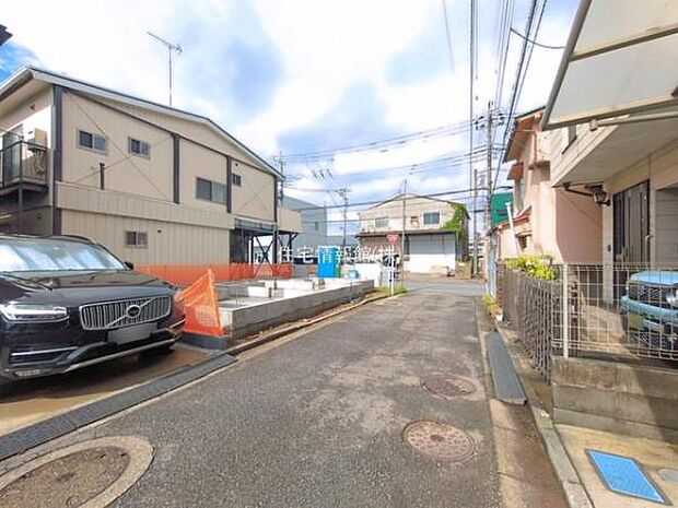 前面道路を含めた現地写真です。