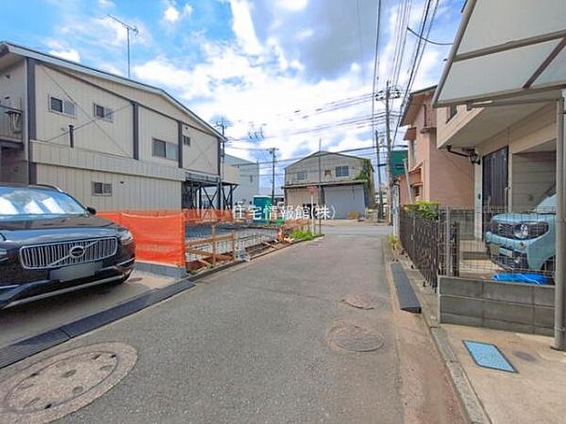 前面道路を含めた現地写真です。