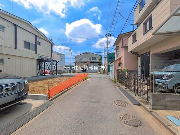 前面道路を含めた現地写真です。
