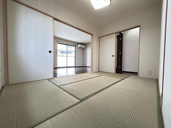 和室スペースです。畳のお部屋は寛げる空間ですね。