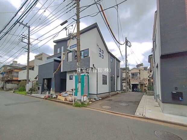 前面道路を含めた現地写真です。