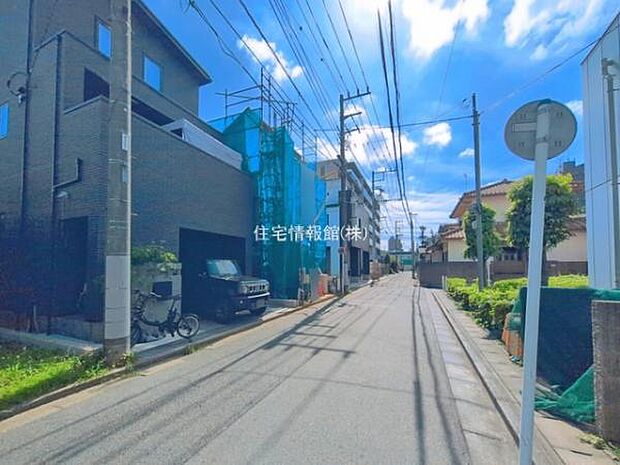 前面道路を含めた現地写真です。