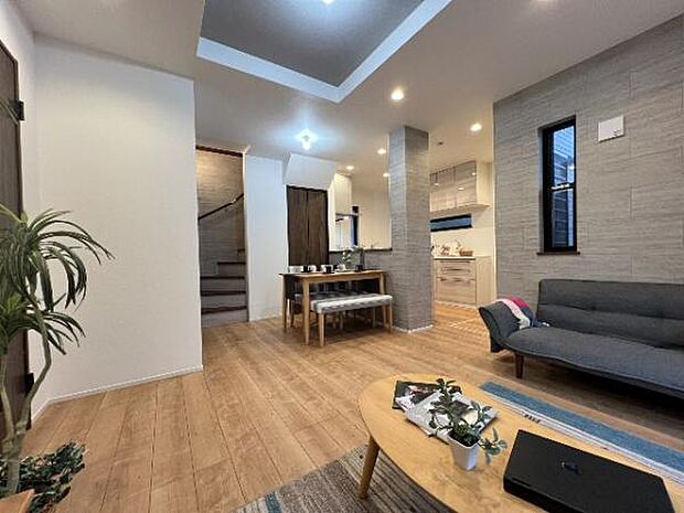明るい日差しが入る風通しの良いリビングです。