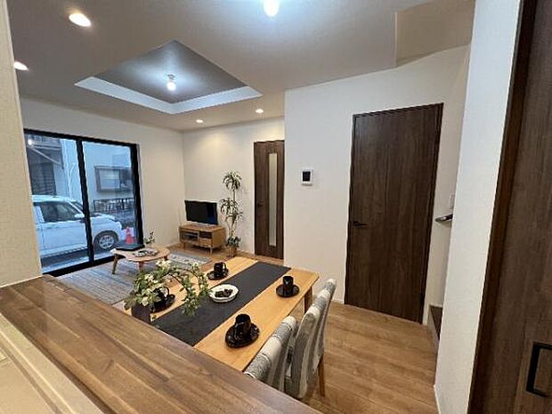 カウンターキッチン越しに会話も楽しめるダイニングキッチン。