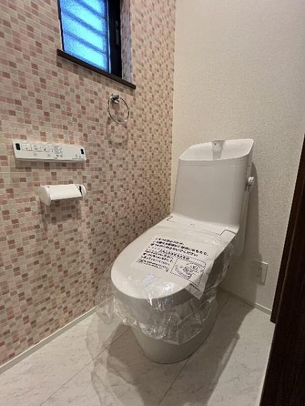 シャワー洗浄機能付のトイレは、清潔感が印象的な空間ですね。