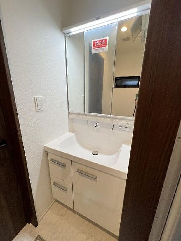 シャワー付き洗面化粧台です。手軽にシャンプーができ、お掃除もしやすいですね。
