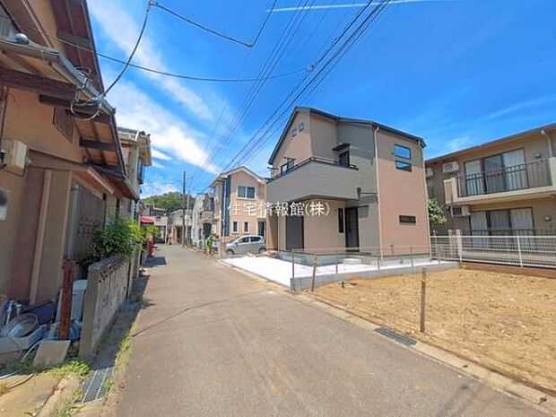 前面道路を含めた現地写真です。