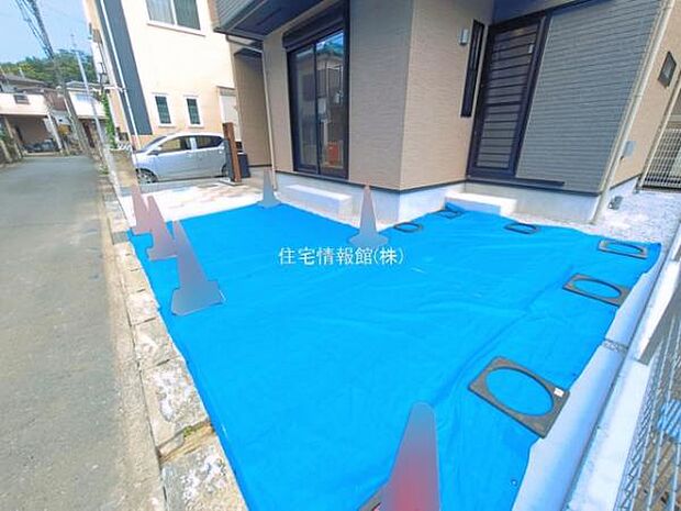 駐車場です。前面道路との高低差も少なく、スムーズに出入りできます。
