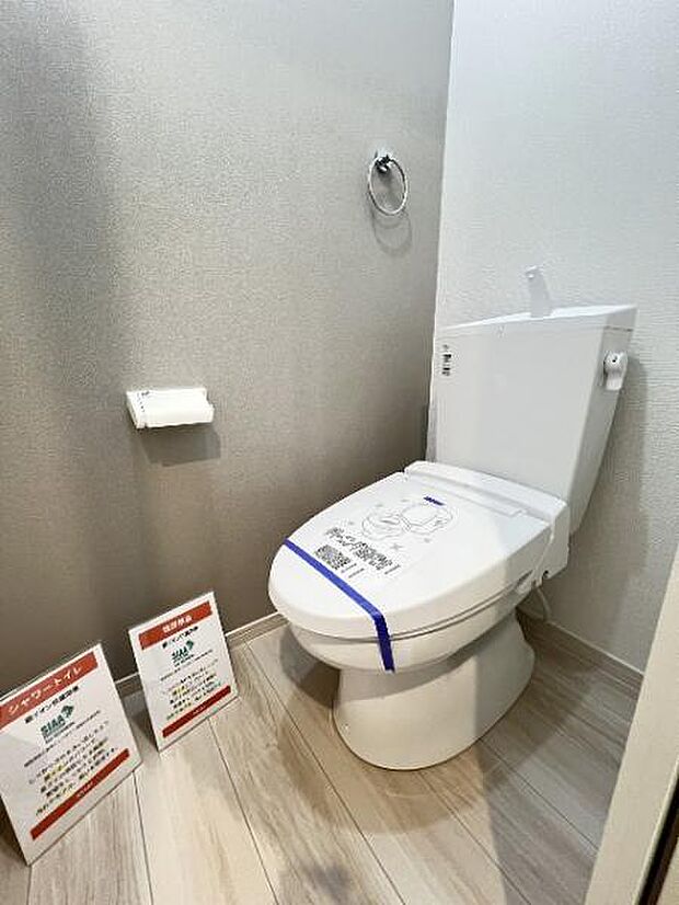 シャワー洗浄機能付のトイレは、清潔感が印象的な空間ですね。