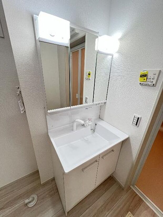 シャワー付き洗面化粧台です。手軽にシャンプーができ、お掃除もしやすいですね。