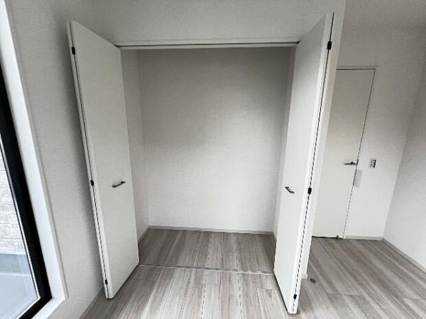 中の物を確認しやすく、取り出しやすい収納スペース。お部屋を広々とお使いいただけます。