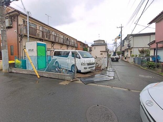 前面道路を含めた現地写真です。