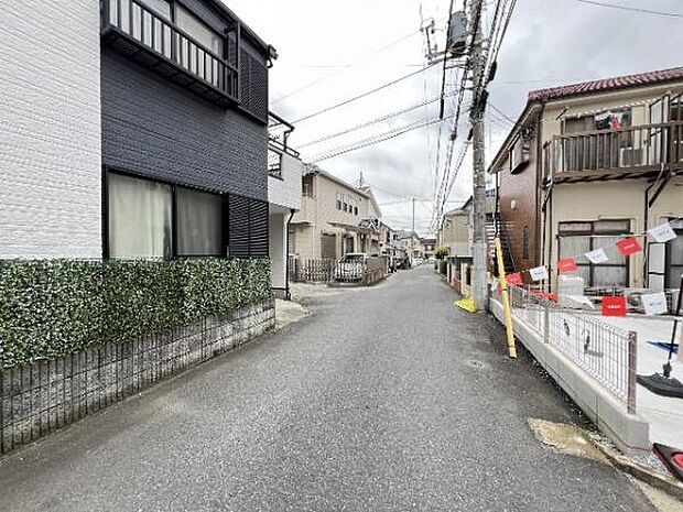 前面道路を含めた現地写真です。
