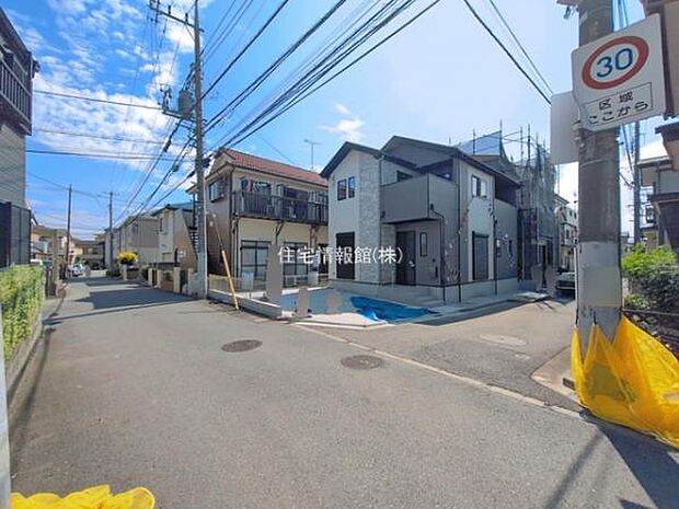 前面道路を含めた現地写真です。
