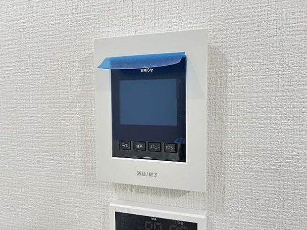 訪問者が一目で分かるTVモニタ付きインターフォンを装備した心強さも魅力なお住まいです。