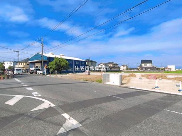 前面道路を含めた現地写真です。
