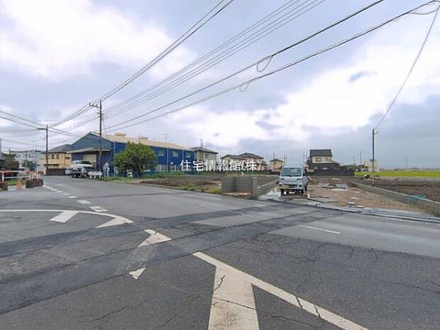 前面道路を含めた現地写真です。