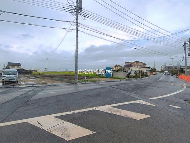 前面道路を含めた現地写真です。