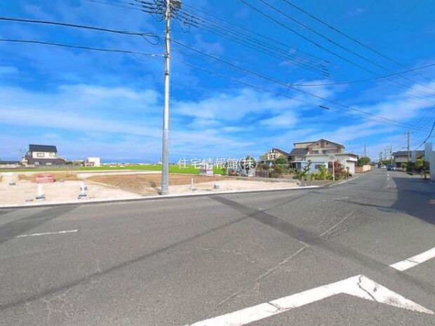 前面道路を含めた現地写真です。