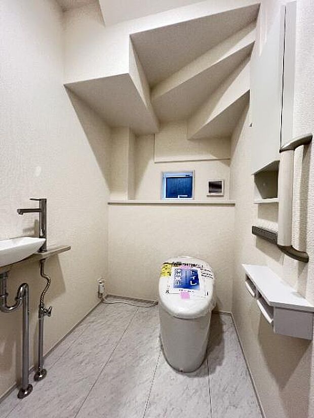 シャワー洗浄機能付のトイレは、清潔感が印象的な空間ですね。