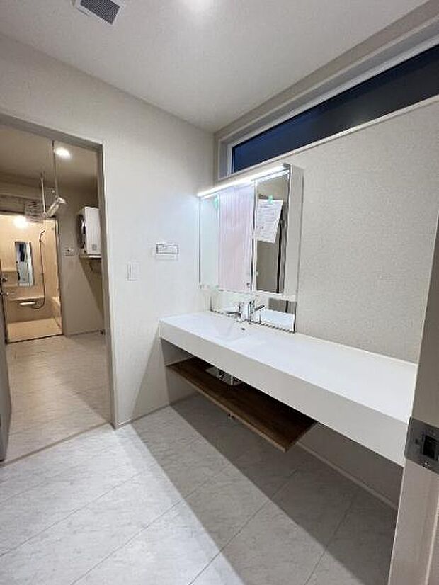 シャワー付き洗面化粧台です。手軽にシャンプーができ、お掃除もしやすいですね。