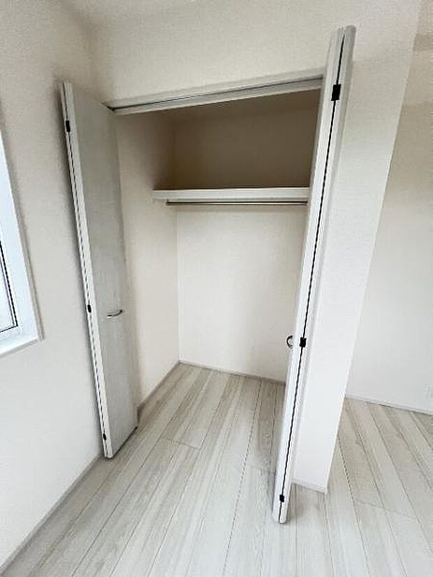 いつでもお部屋をスッキリお使い頂ける収納スペースを設置。