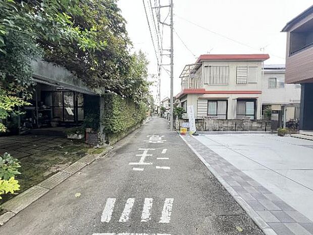 前面道路を含めた現地写真です。