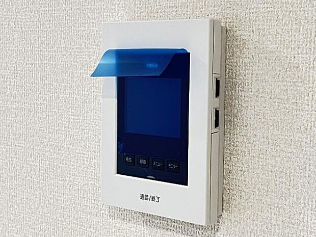 訪問者が一目で分かるTVモニタ付きインターフォンを装備した心強さも魅力なお住まいです。