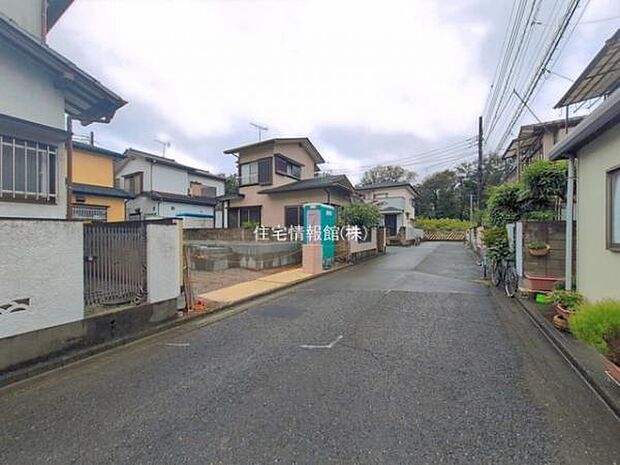 前面道路を含めた現地写真です。