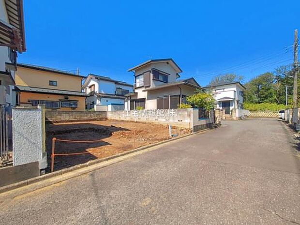 前面道路を含めた現地写真です。