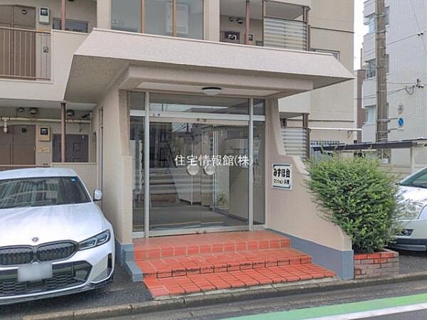 ゆったりとした印象のエントランスです。