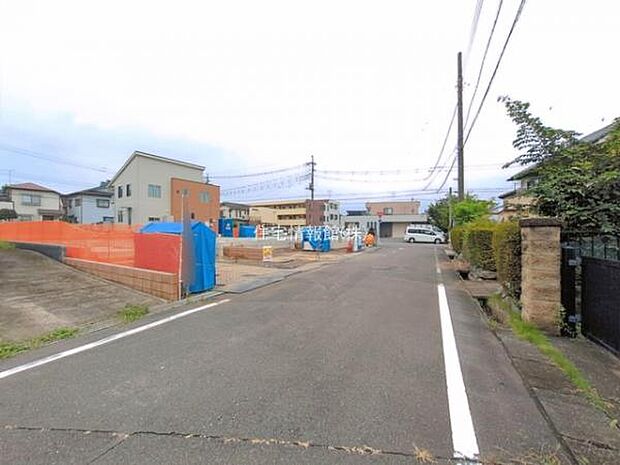 前面道路を含めた現地写真です。