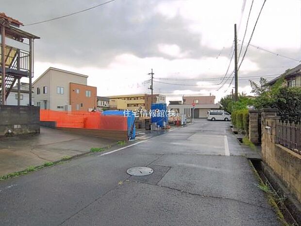 前面道路を含めた現地写真です。