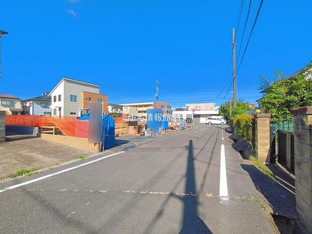 前面道路を含めた現地写真です。