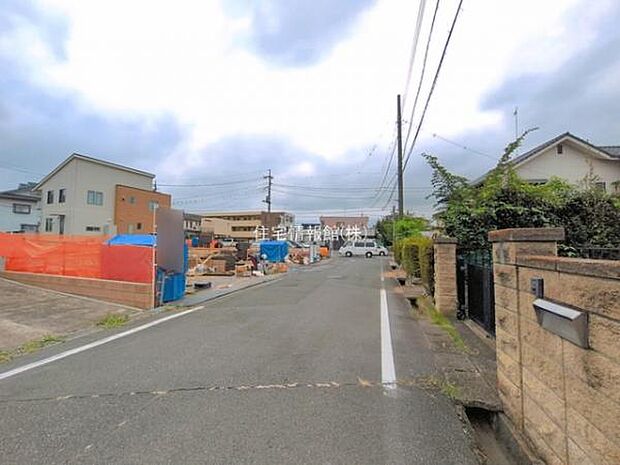 前面道路を含めた現地写真です。