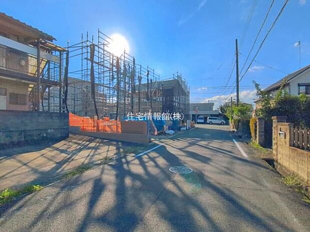 前面道路を含めた現地写真です。