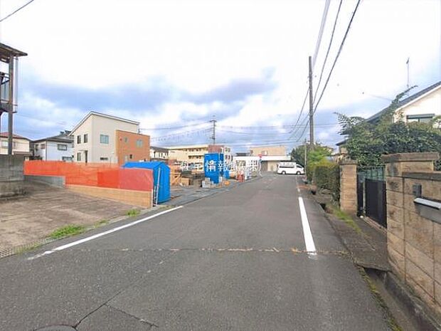 前面道路を含めた現地写真です。