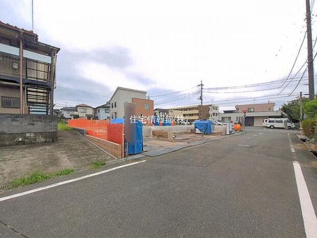 前面道路を含めた現地写真です。