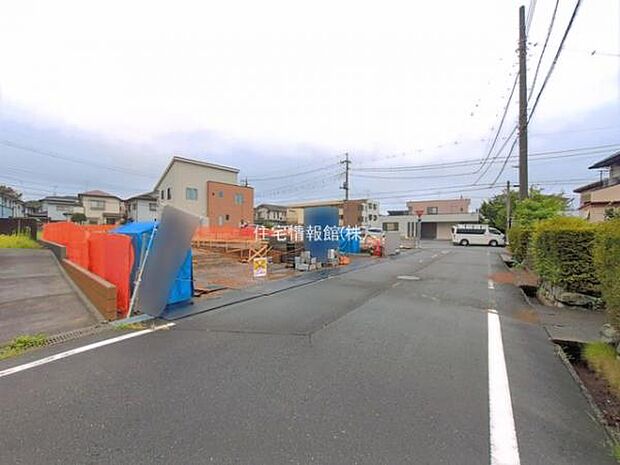 前面道路を含めた現地写真です。