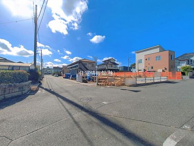 前面道路を含めた現地写真です。