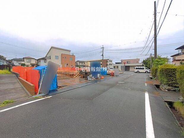 前面道路を含めた現地写真です。