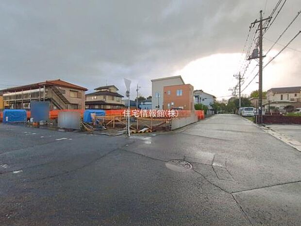 前面道路を含めた現地写真です。