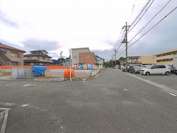 前面道路を含めた現地写真です。