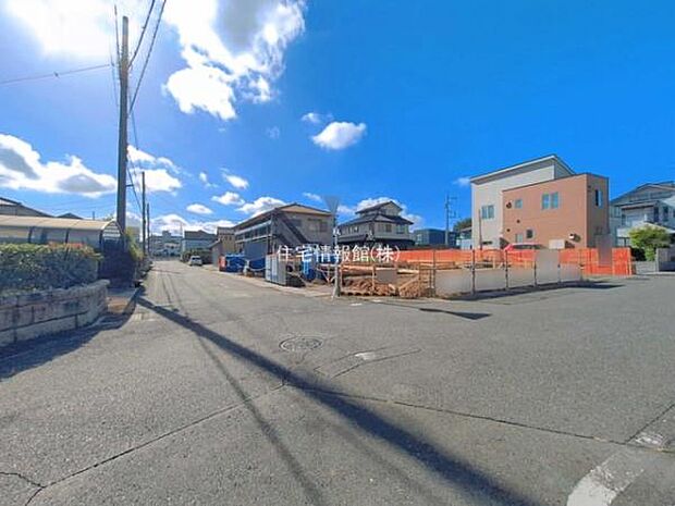 前面道路を含めた現地写真です。