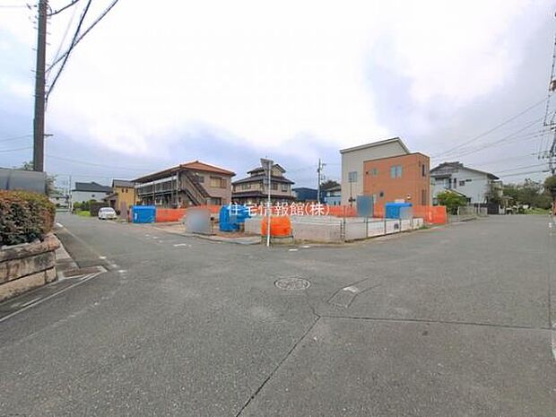 前面道路を含めた現地写真です。