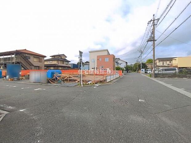 前面道路を含めた現地写真です。