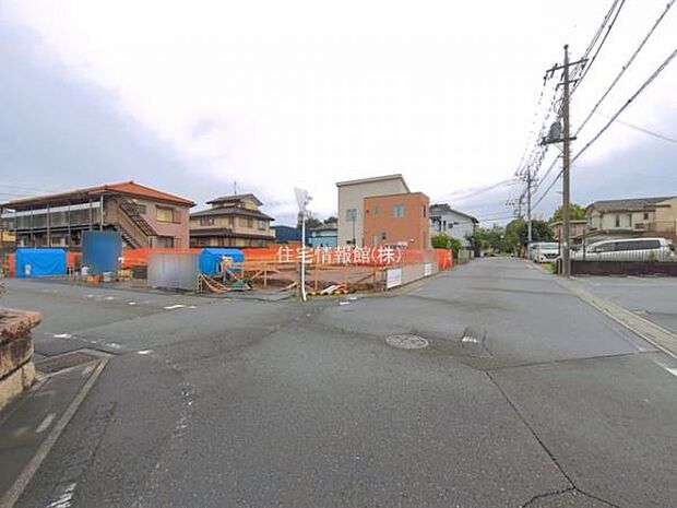 前面道路を含めた現地写真です。