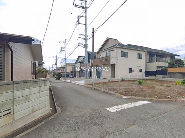 前面道路を含めた現地写真です。