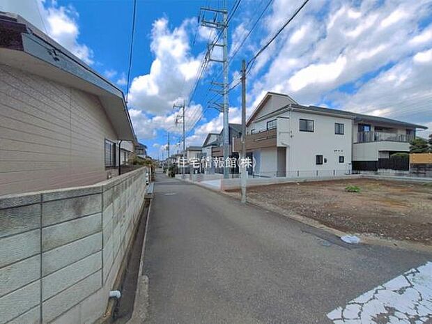 前面道路を含めた現地写真です。
